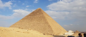 die Cheops Pyramide auf dem Plateau von Gizeh