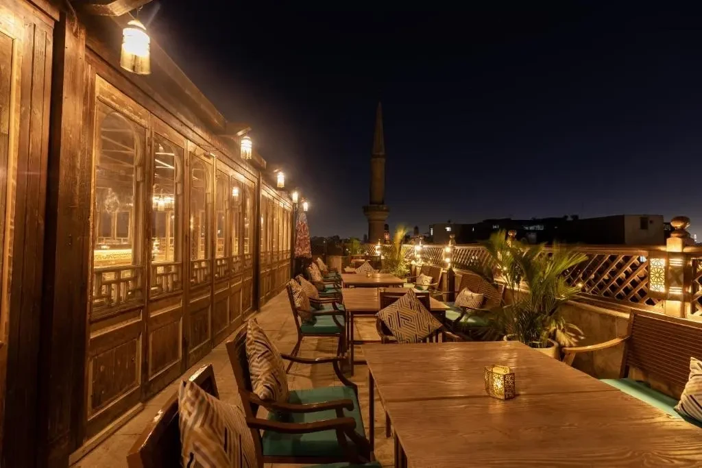 Abendessen auf der Dachterrasse des Boutique-Hotels Le Riad über der Altstadt von Kairo