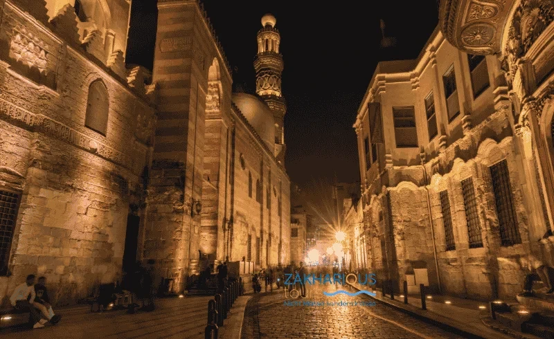 Die Al-Muizz-Straße in Kairo mit Moscheen und Minaretten im Abendlicht