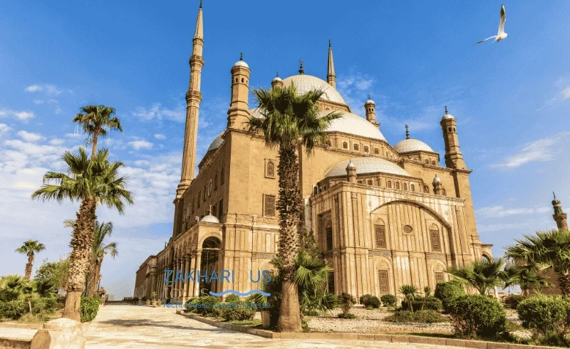 Innenraum der Alabaster-Moschee in der Zitadelle von Saladin in Kairo mit Kuppel und Kronleuchter