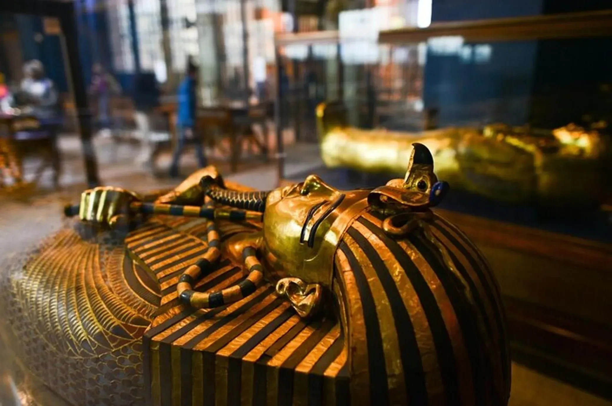 Tutanchamun-Galerie im Grand Egyptian Museum mit der vollständigen Grabausstattung