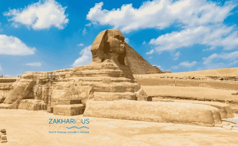 Die Große Sphinx von Gizeh mit der Chephren-Pyramide im Hintergrund