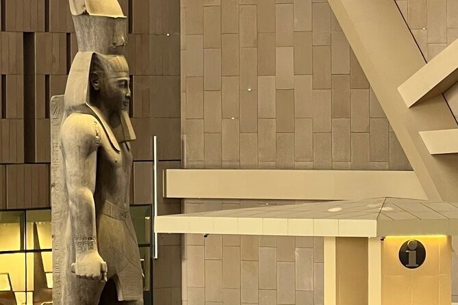 Hurghada: Kairo & Gizeh Grand Egyptian Museum Ganztagestour mit dem Flugzeug