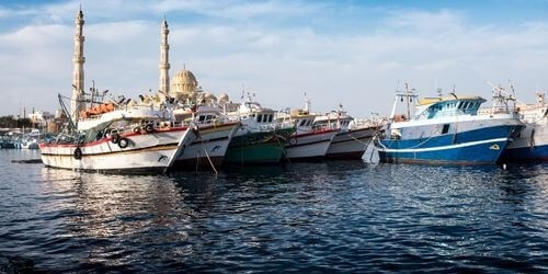 fischer-boote-el-minia-moschee-stadtrundfahrt-hurghada-ausflüge-touren-aktivitäten