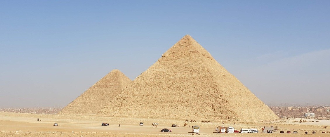 die Pyramiden von Chephren und Cheops auf dem Plateau von Gizeh  hurghada ausflüge