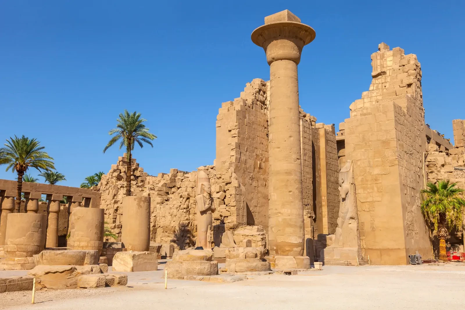karnak tempel, erster hof, theben ost, neues reich, luxor ägypten, hurghada sehenswürdigkeiten, hurghada ausflüge, Tagesausflug von hurghada nach Luxor zum Tal der Könige mit Mini-Bus