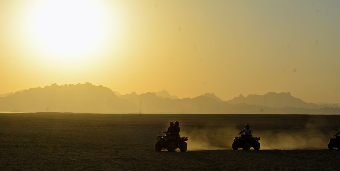 Der Sonnenuntergang Wüsten safari auf dem Quad ab Hurghada