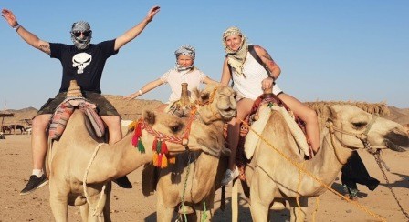 kamel reiten auf der jeep safari tour ab soma bay